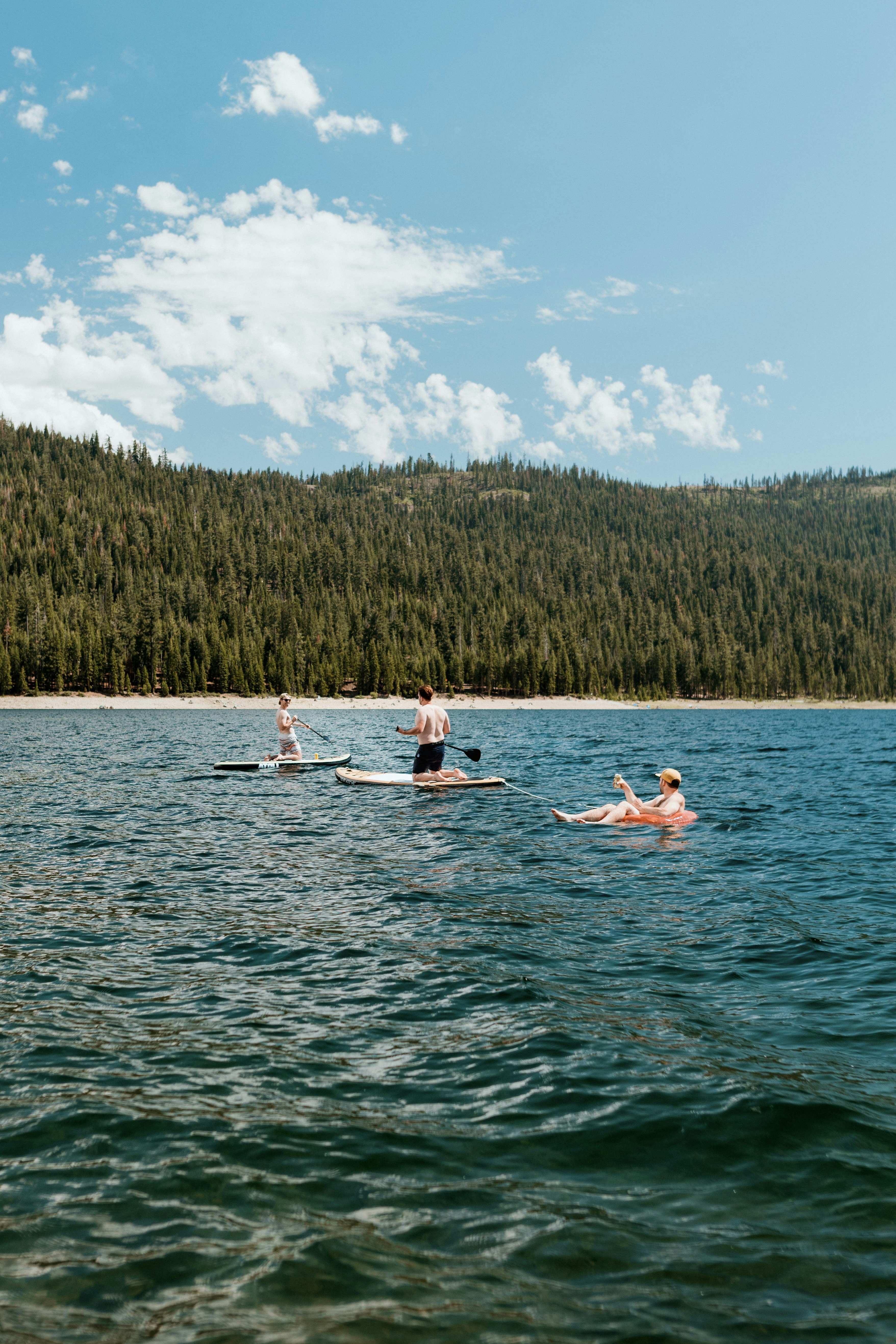 Paddler auf einem Fluss — Freiheit auf dem Wasser